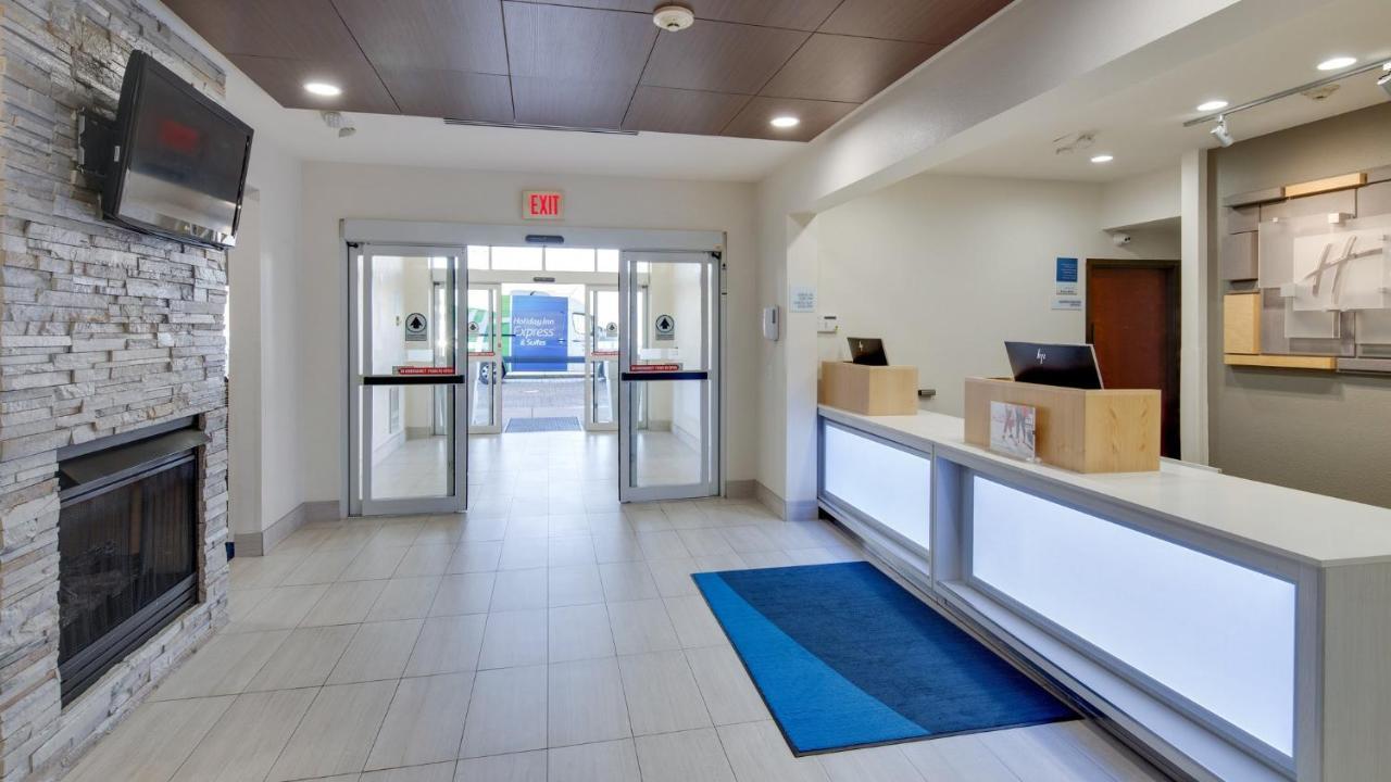 Holiday Inn Express & Suites Detroit - Farmington Hills By Ihg Northville Экстерьер фото