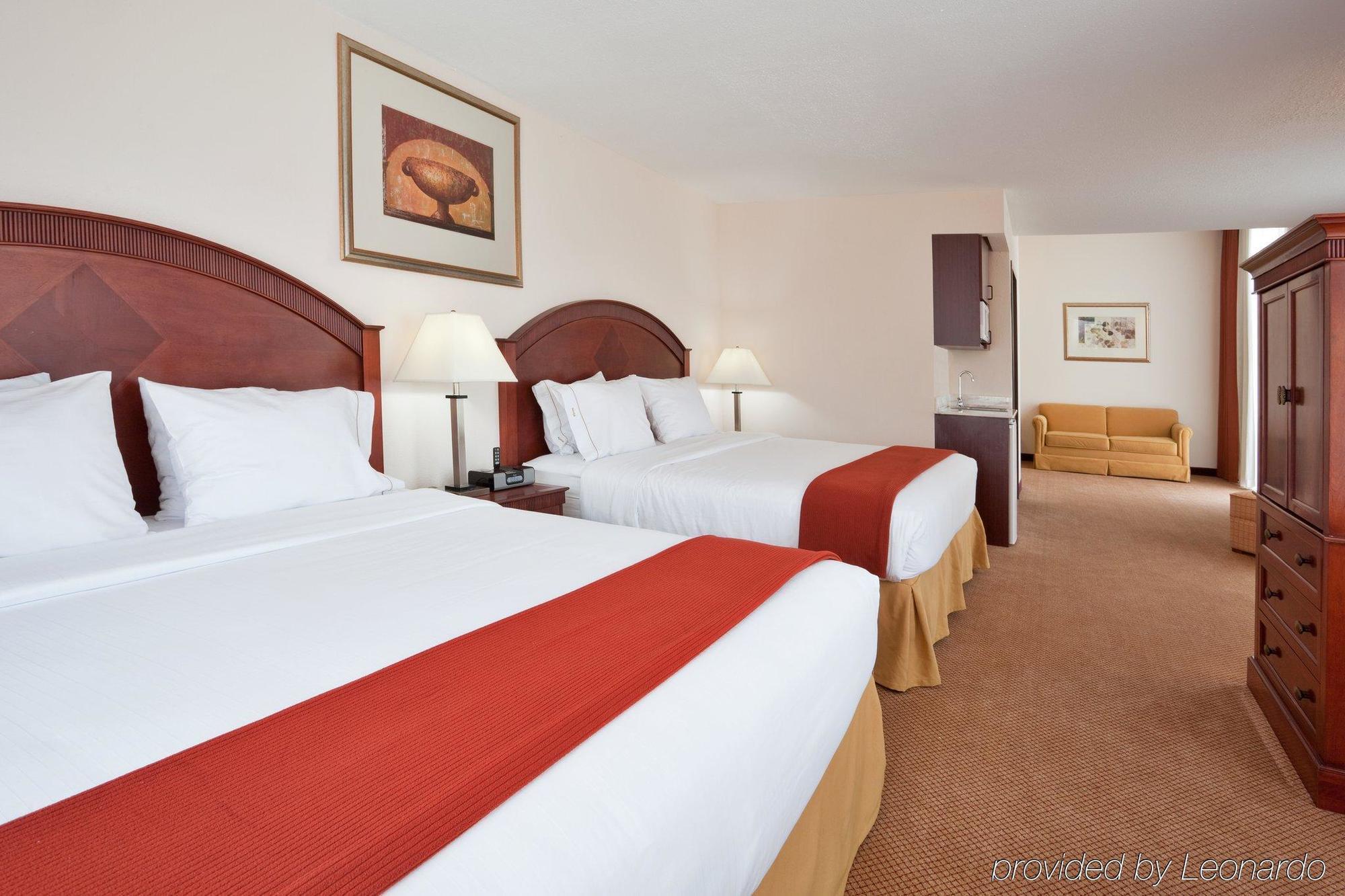 Holiday Inn Express & Suites Detroit - Farmington Hills By Ihg Northville Номер фото