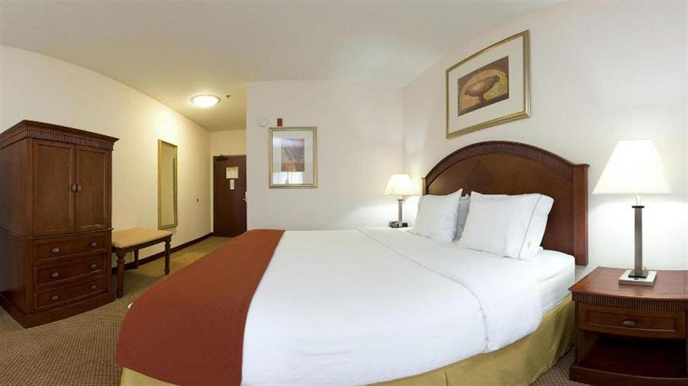 Holiday Inn Express & Suites Detroit - Farmington Hills By Ihg Northville Экстерьер фото